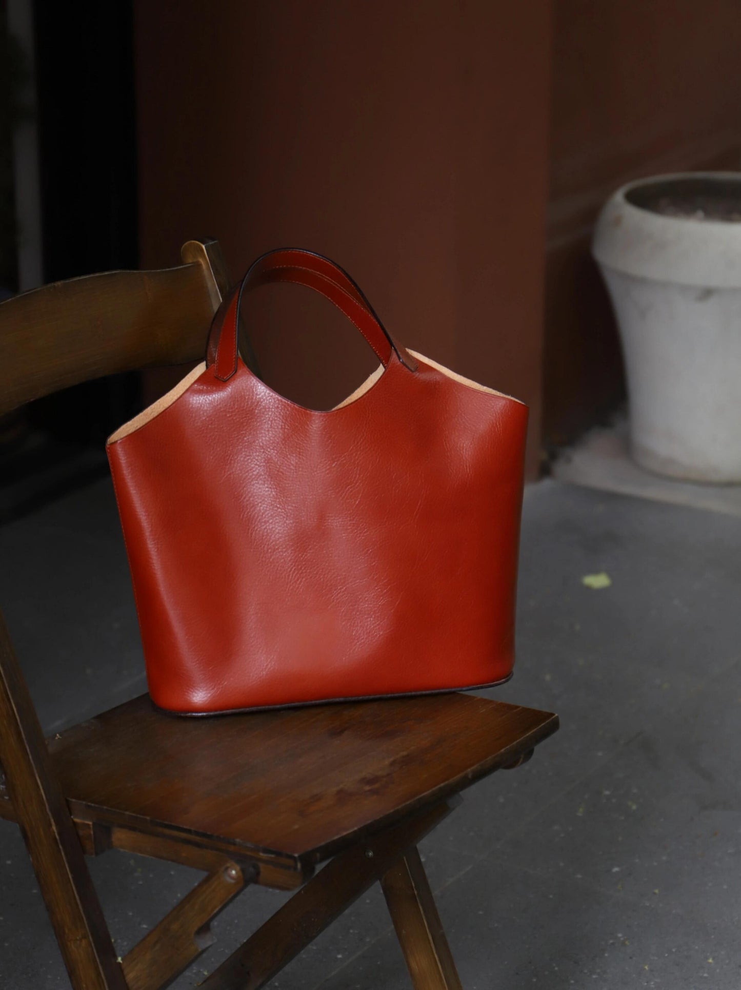 Minimal Leather Tote — Effortless Everyday Style