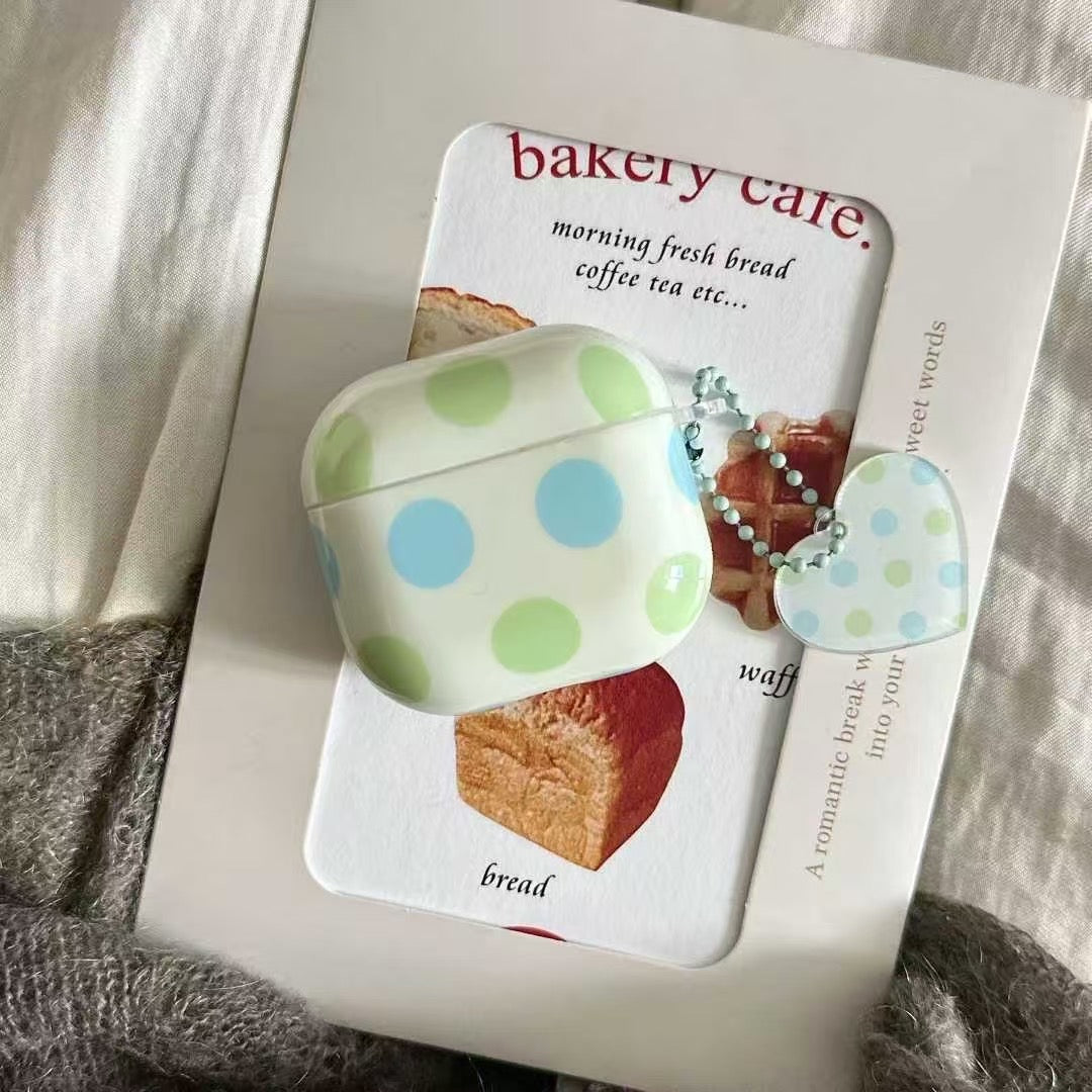 Polka Dot AirPods etui med hjerte charme – pastelblå & grøn