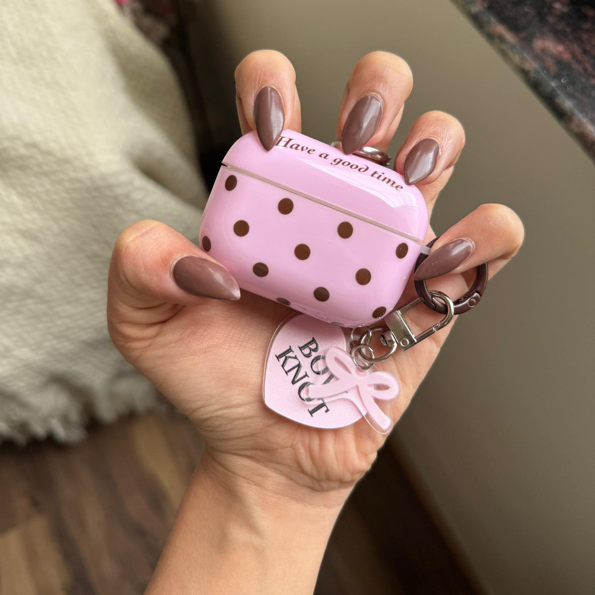 Pink Polka Dot AirPods etui med hjerte charme – sødt beskyttelsescover