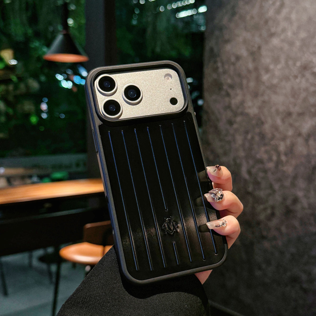 Custodia per iPhone con armatura metallica a coste: protezione elegante ispirata al viaggio