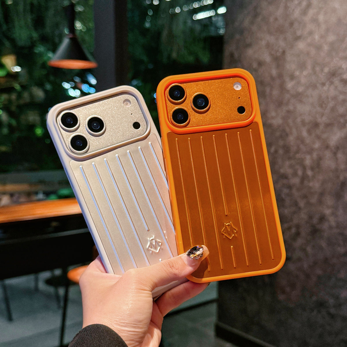 Custodia per iPhone con armatura metallica a coste: protezione elegante ispirata al viaggio