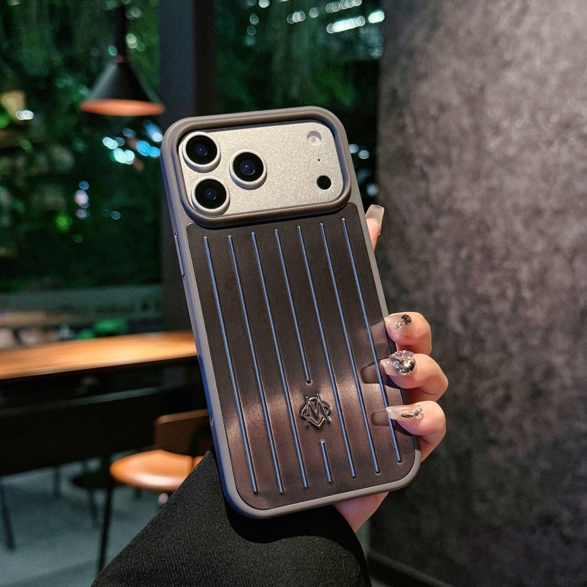 Custodia per iPhone con armatura metallica a coste: protezione elegante ispirata al viaggio