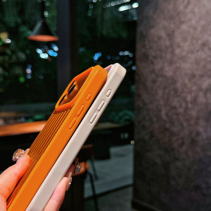 Custodia per iPhone con armatura metallica a coste: protezione elegante ispirata al viaggio