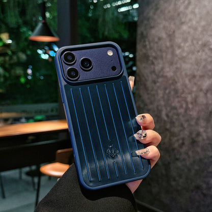 Custodia per iPhone con armatura metallica a coste: protezione elegante ispirata al viaggio