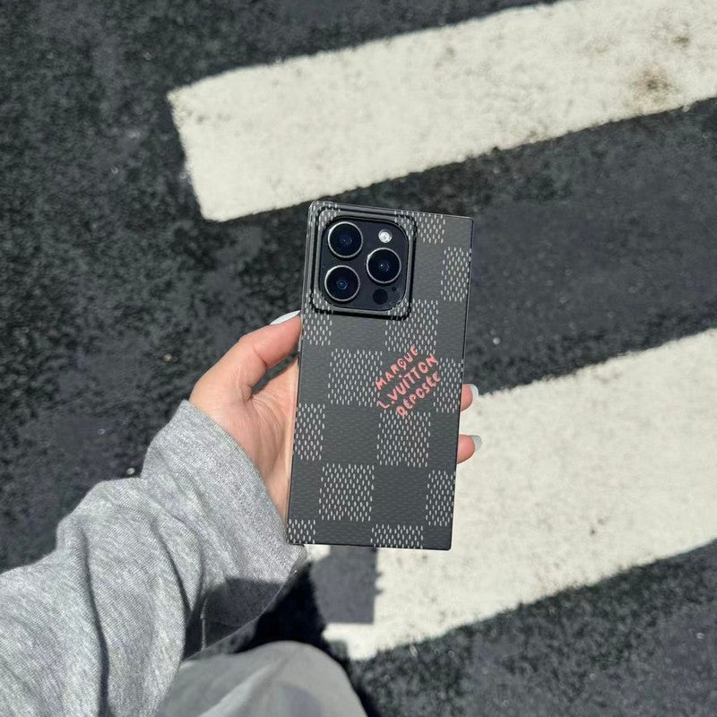 حافظة iPhone مربعة الشكل باللون الأسود الفاخر