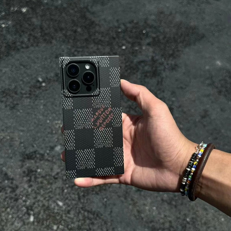 حافظة iPhone مربعة الشكل باللون الأسود الفاخر