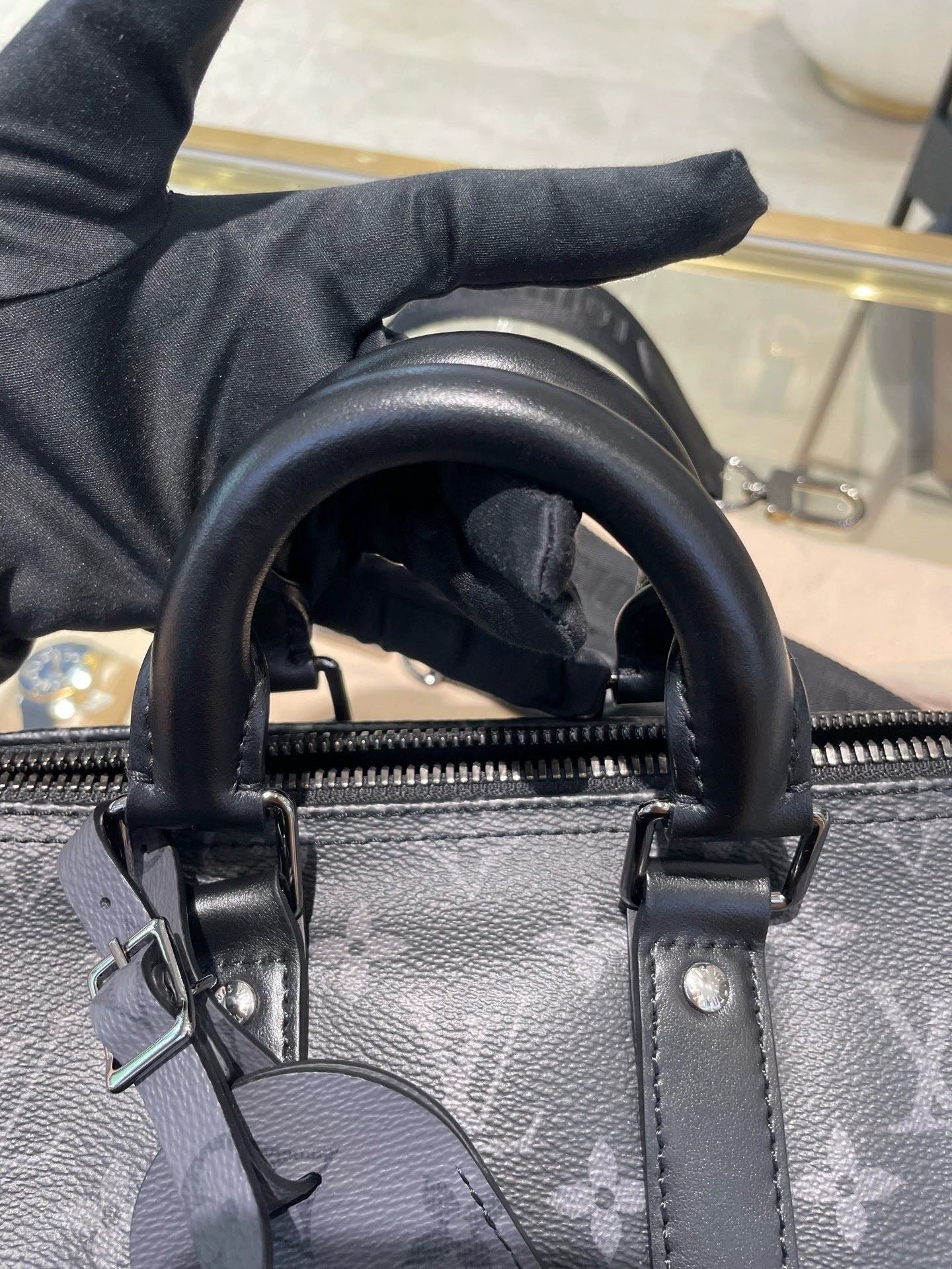 Trendy Louis Vuitton Bag (Unisex Style)  031