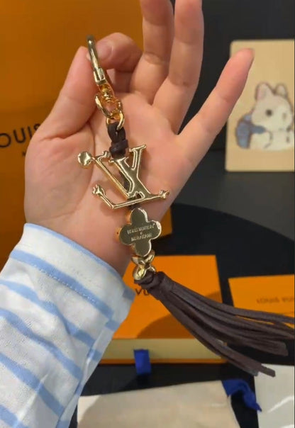 1V key chain-702