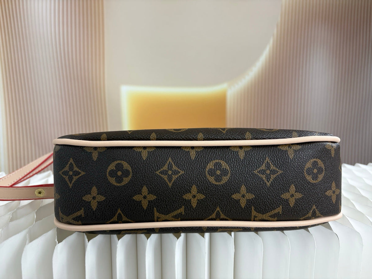 Bolso de hombro con monograma | Correa ajustable y cierre de cordón.