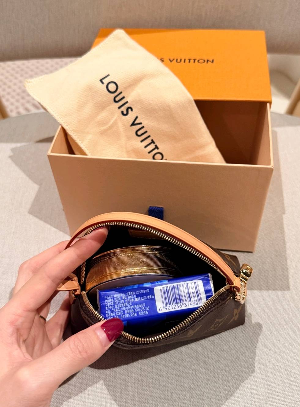 Bolsa pequeña, opulencia silenciosa