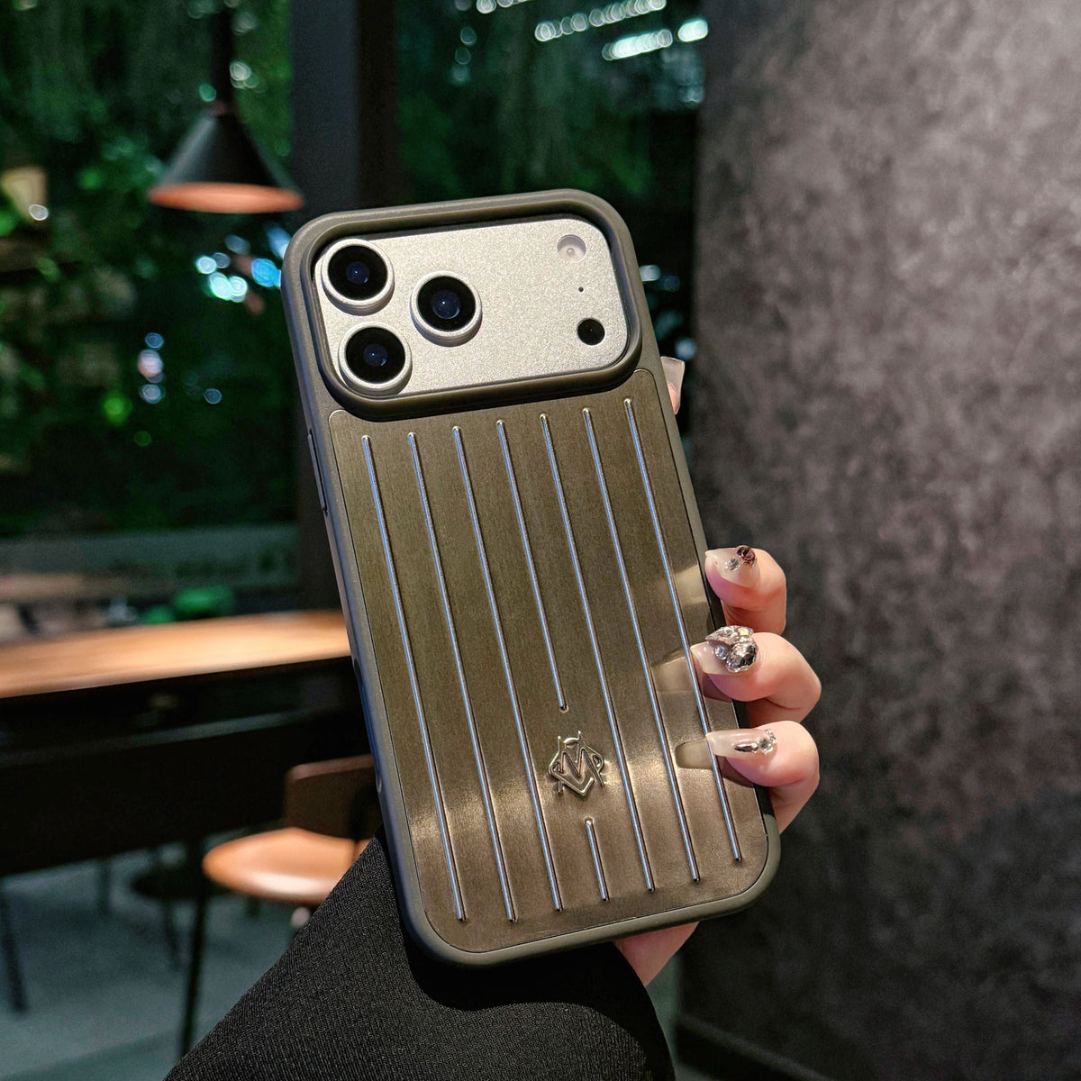 Custodia per iPhone con armatura metallica a coste: protezione elegante ispirata al viaggio