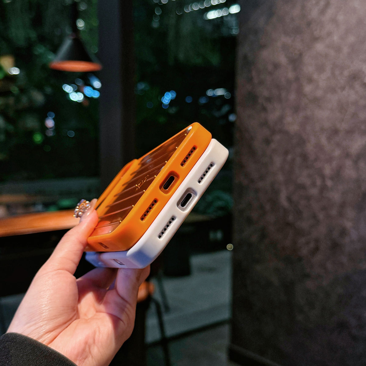 Custodia per iPhone con armatura metallica a coste: protezione elegante ispirata al viaggio