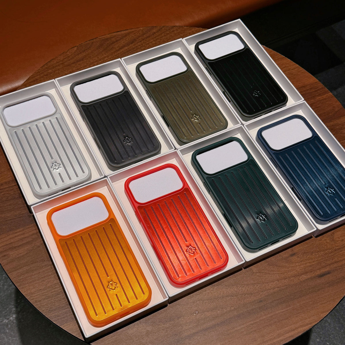 Custodia per iPhone con armatura metallica a coste: protezione elegante ispirata al viaggio