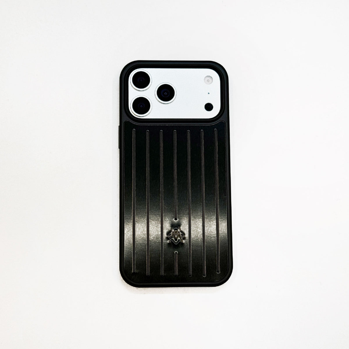 Custodia per iPhone con armatura metallica a coste: protezione elegante ispirata al viaggio