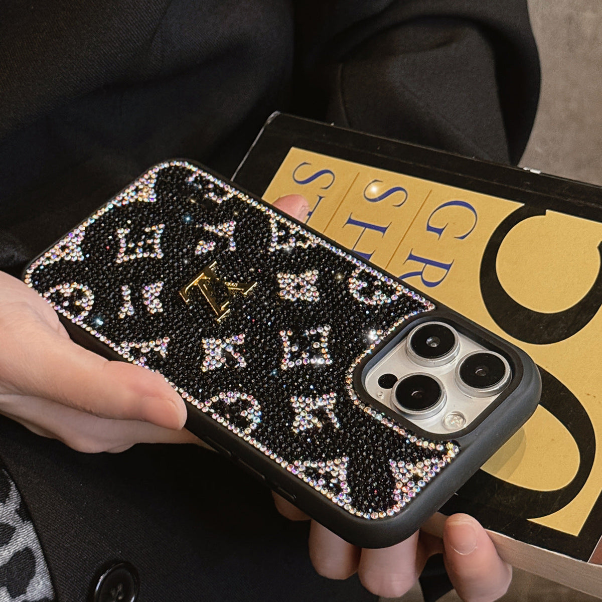Luksus Glitter Holographic Y - S - L-inspireret iPhone-cover – Diamond Shine Edition