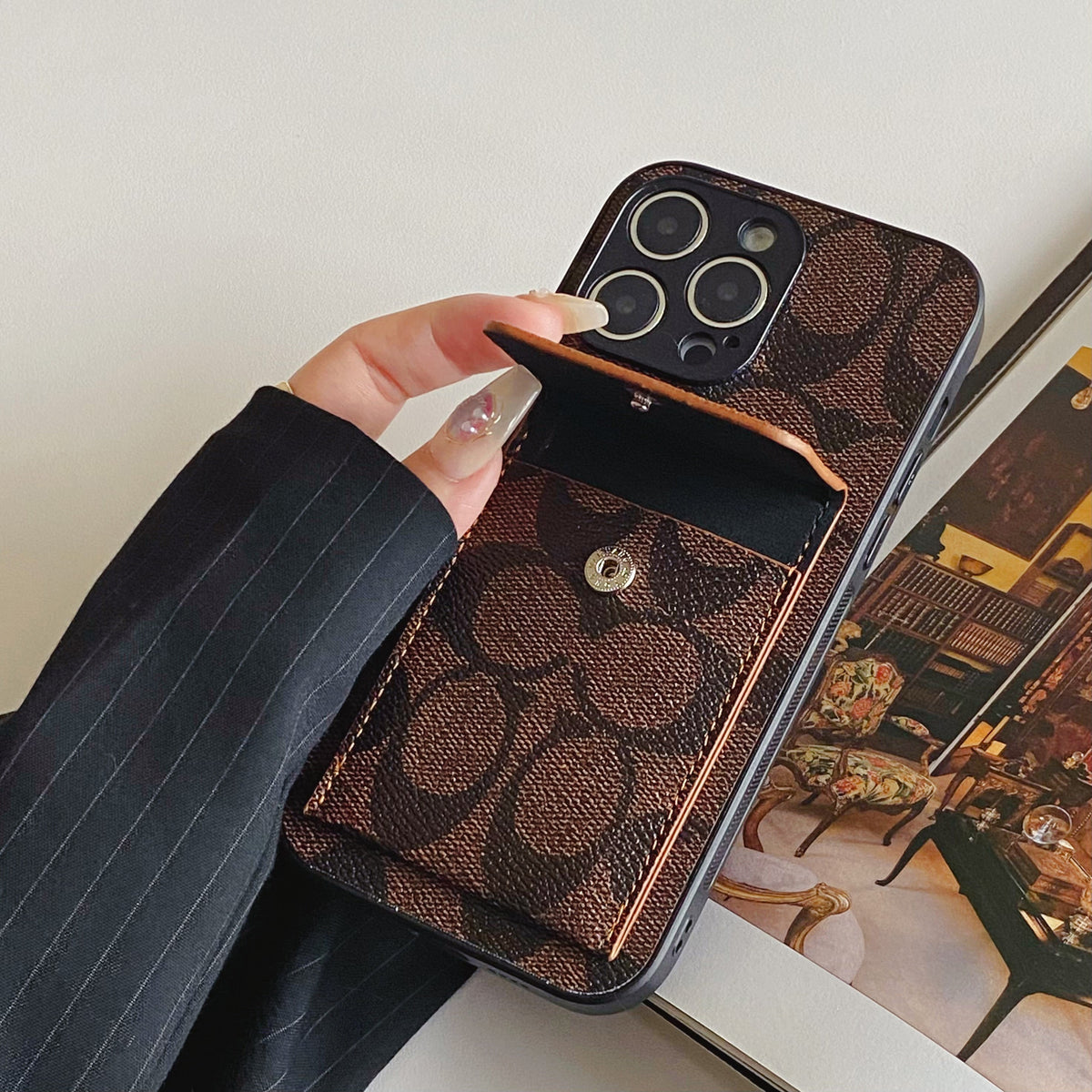 Klassisk iPhone-etui med tegnebog Mørkebrun-HP240513
