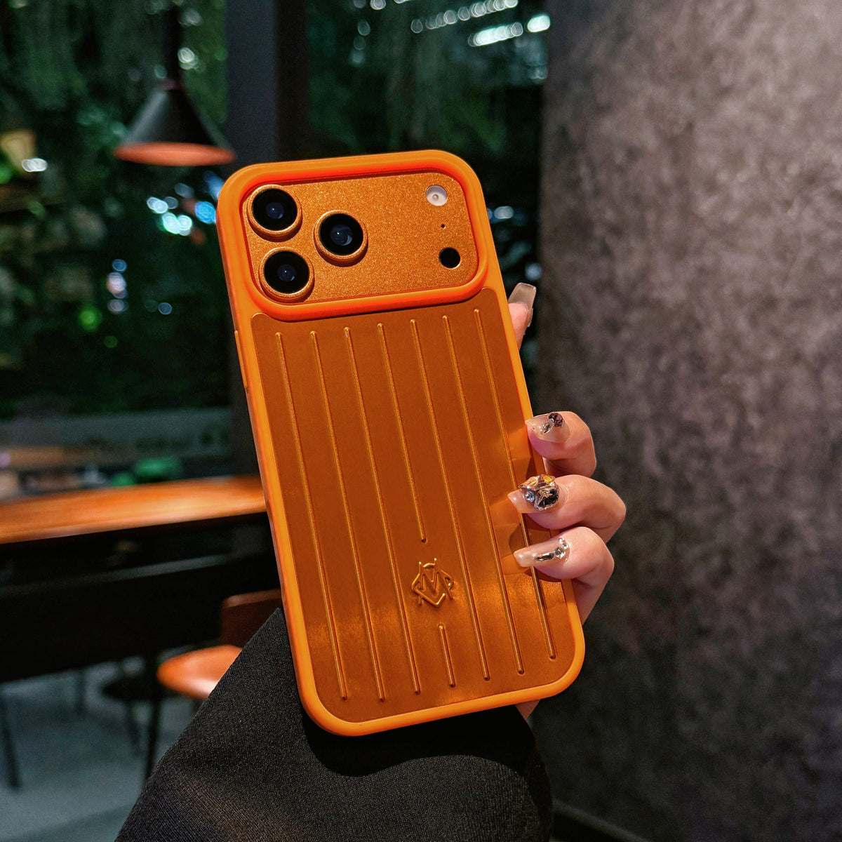 Custodia per iPhone con armatura metallica a coste: protezione elegante ispirata al viaggio
