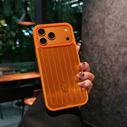Custodia per iPhone con armatura metallica a coste: protezione elegante ispirata al viaggio