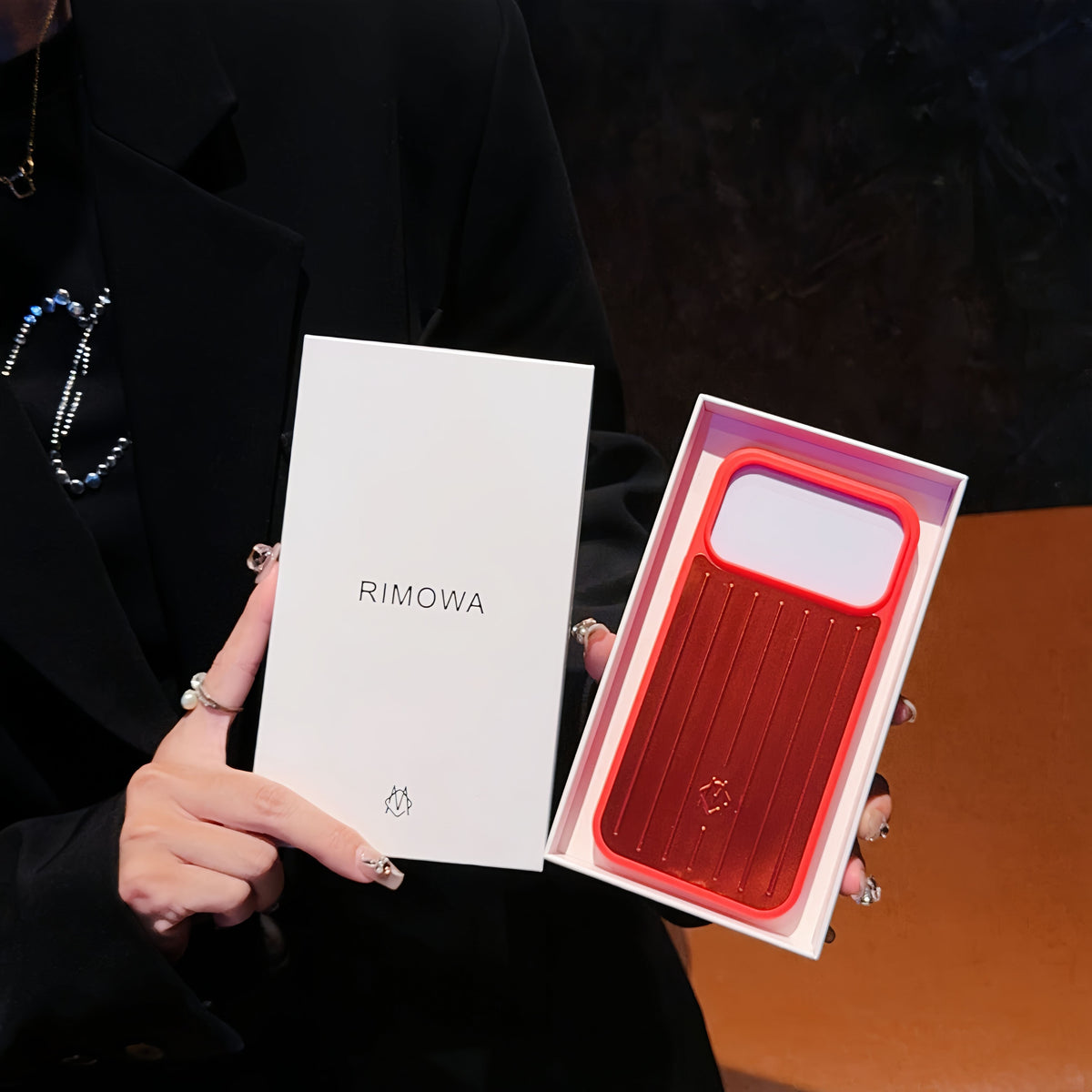 Custodia per iPhone con armatura metallica a coste: protezione elegante ispirata al viaggio