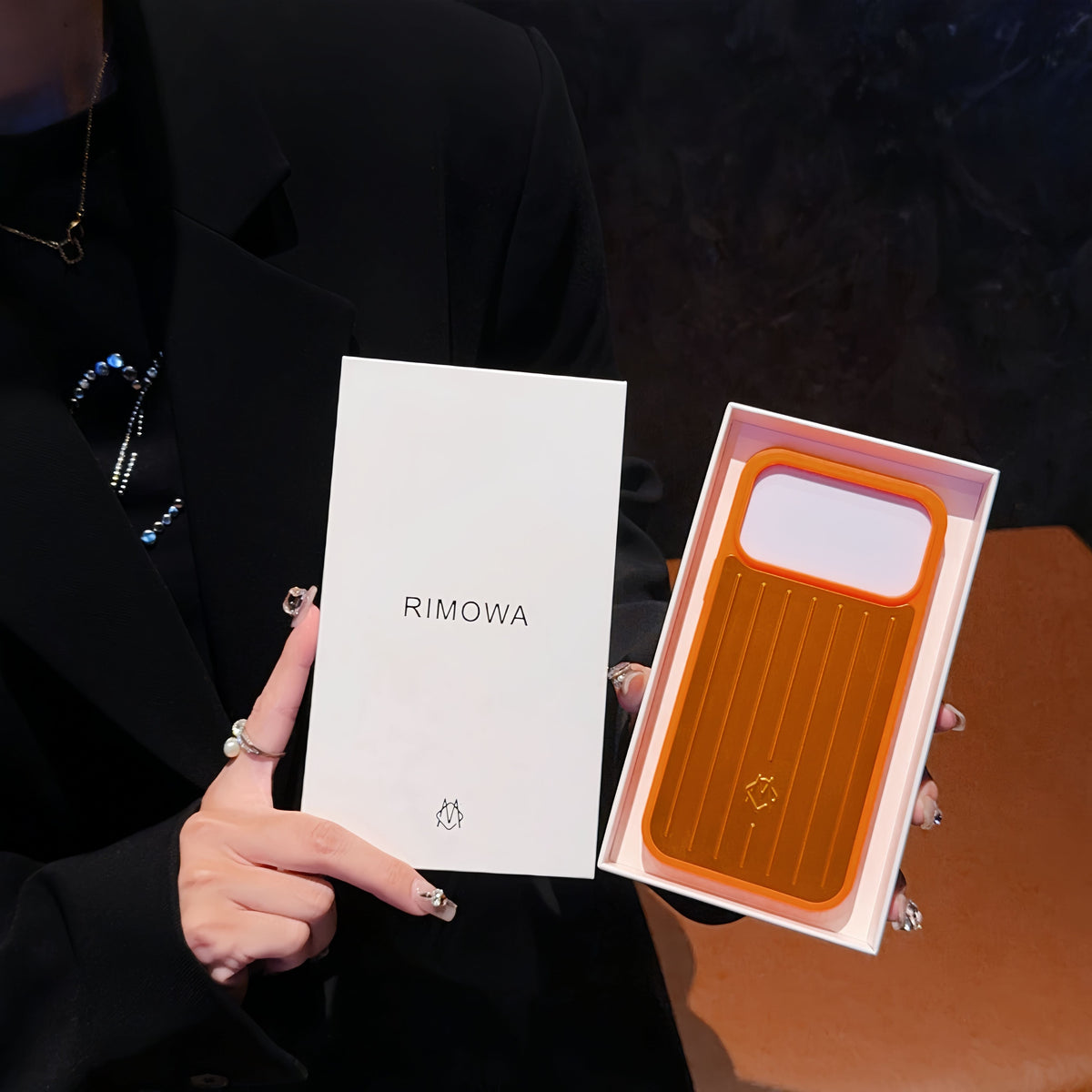 Custodia per iPhone con armatura metallica a coste: protezione elegante ispirata al viaggio