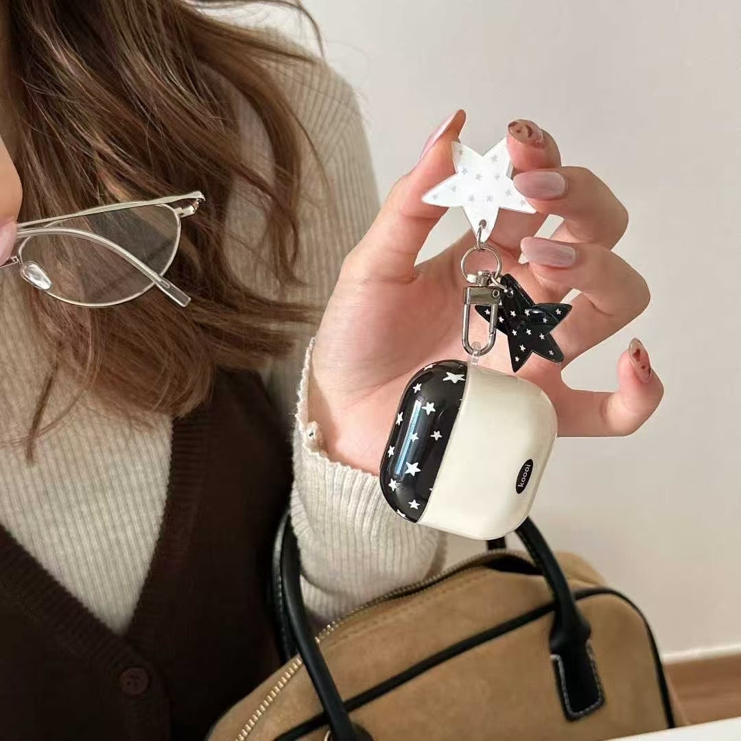 Starry Night AirPods etui med charme – Sort & Hvid