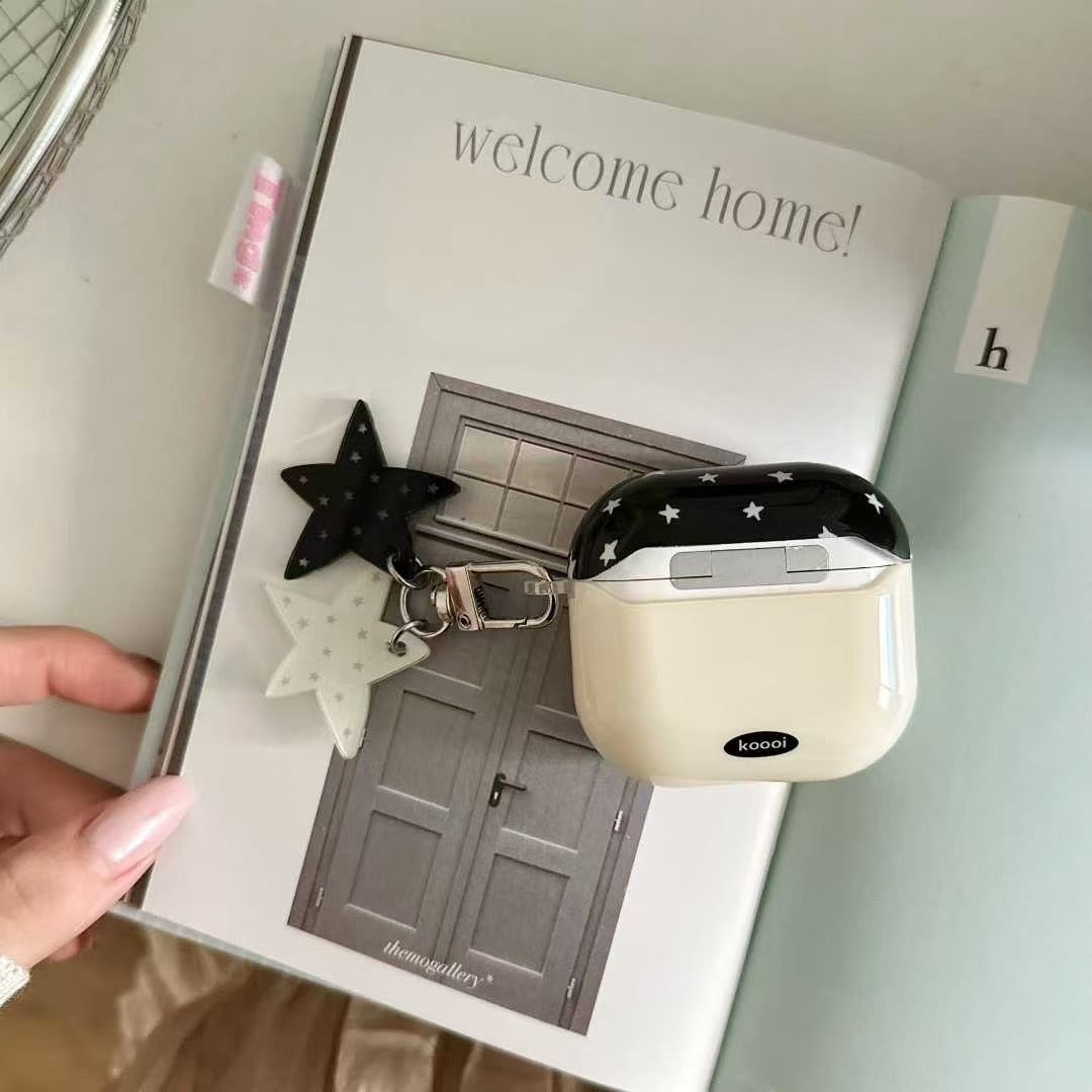 Starry Night AirPods etui med charme – Sort & Hvid