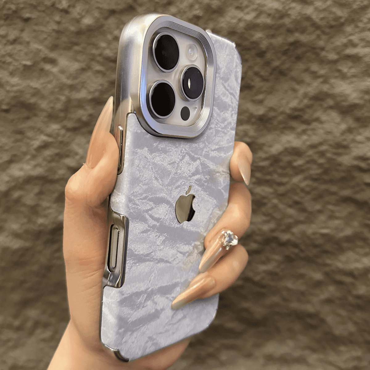 حافظة iPhone مخملية ذات ملمس ثلجي مع إطار مطلي بالكهرباء