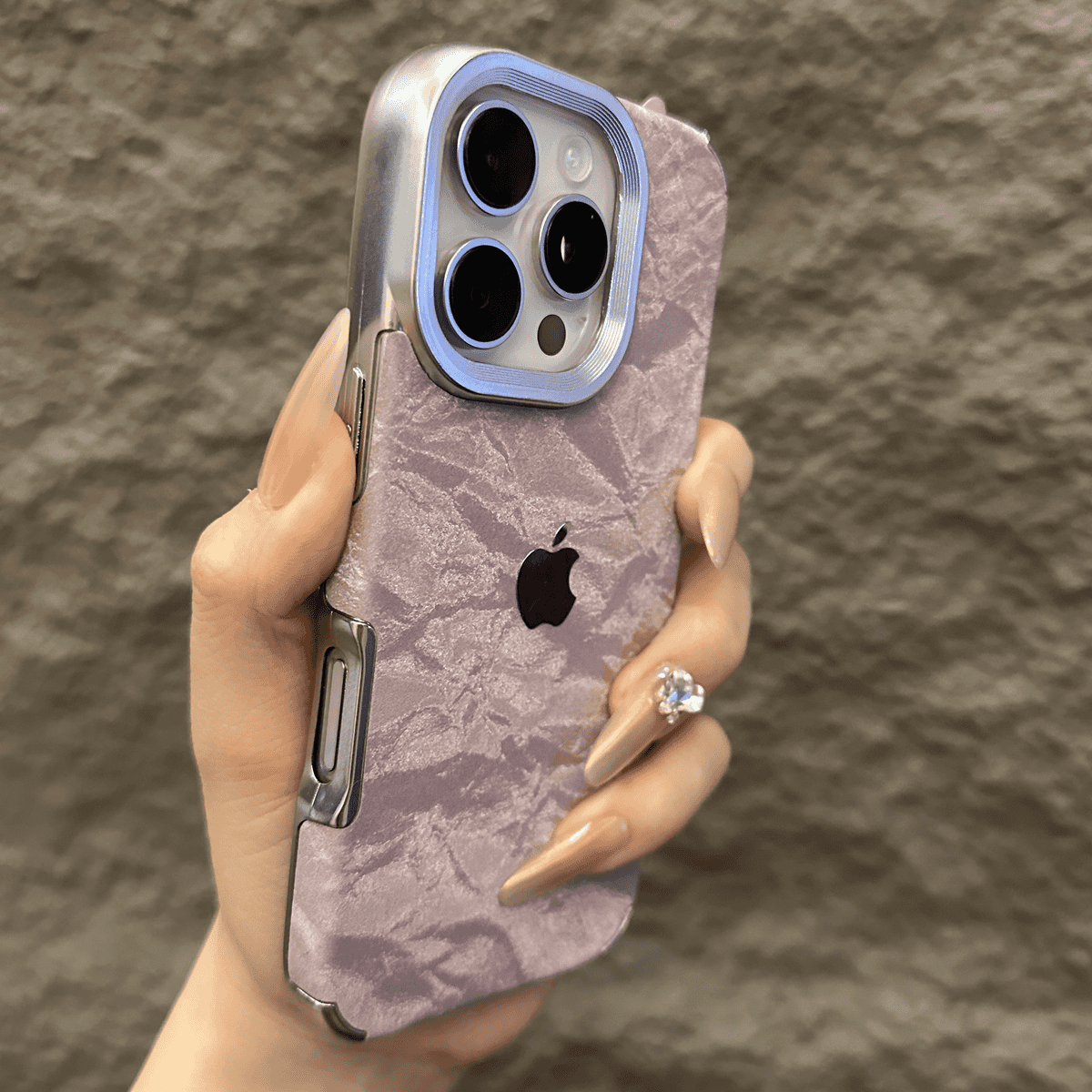 حافظة iPhone مخملية ذات ملمس ثلجي مع إطار مطلي بالكهرباء