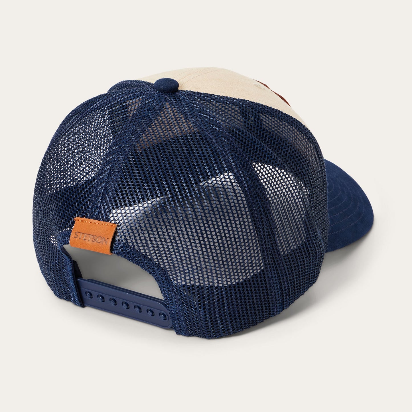 Khakifarbene Trucker-Kappe mit Pfeilspitzen-Patch