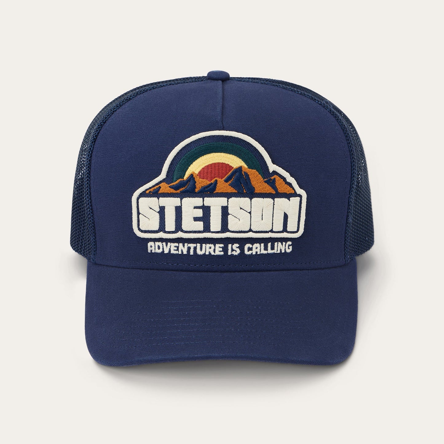 Casquette de camionneur au coucher du soleil sur la montagne