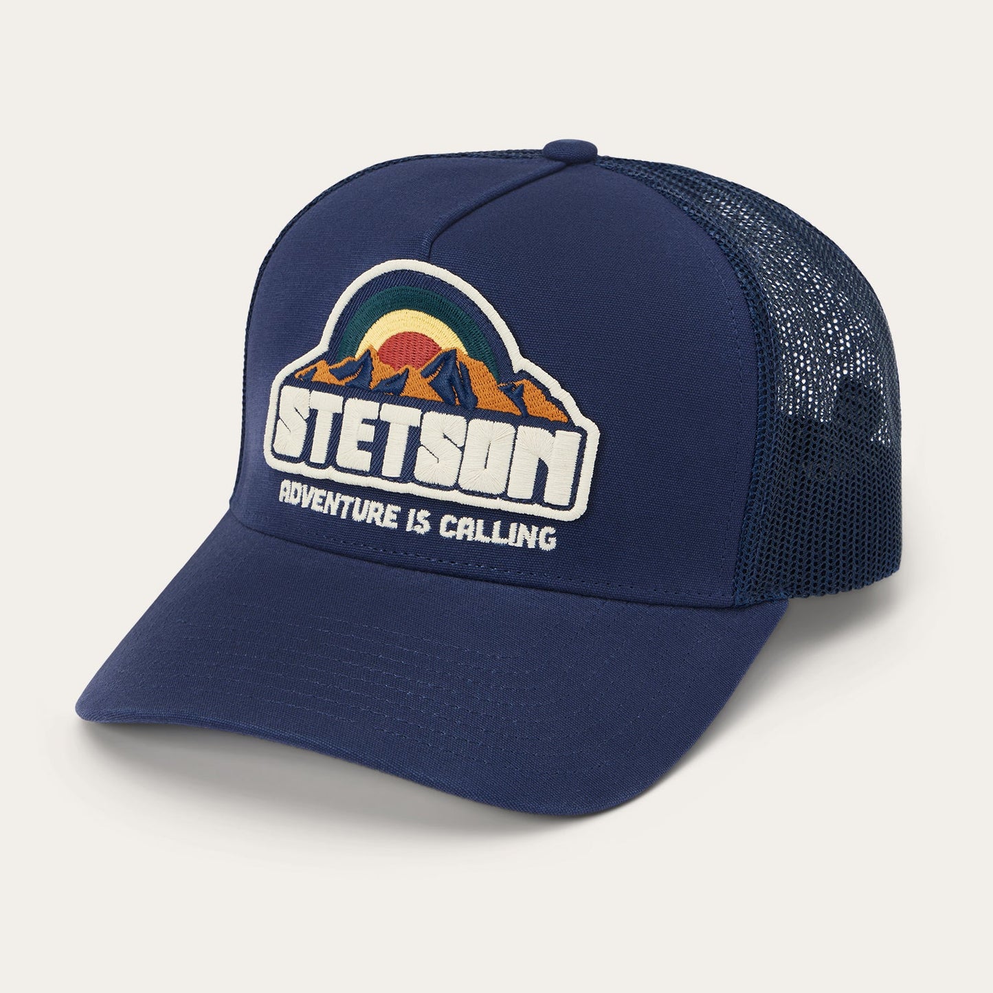 Casquette de camionneur au coucher du soleil sur la montagne