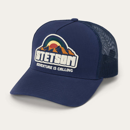 Casquette de camionneur au coucher du soleil sur la montagne