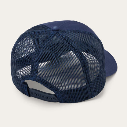 Casquette de camionneur au coucher du soleil sur la montagne