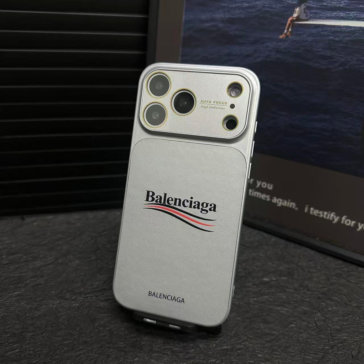 حافظة iPhone غير لامعة مستوحاة من Balenciaga مع حماية كاملة للعدسة