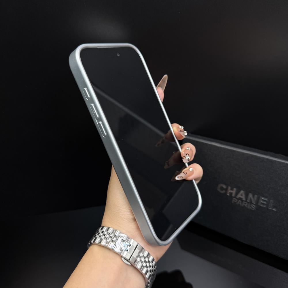 Custodia protettiva opaca minimalista per iPhone