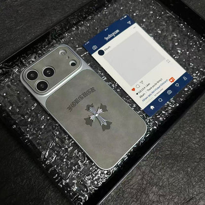 حافظة iPhone جلدية بتصميم قلوب كروم