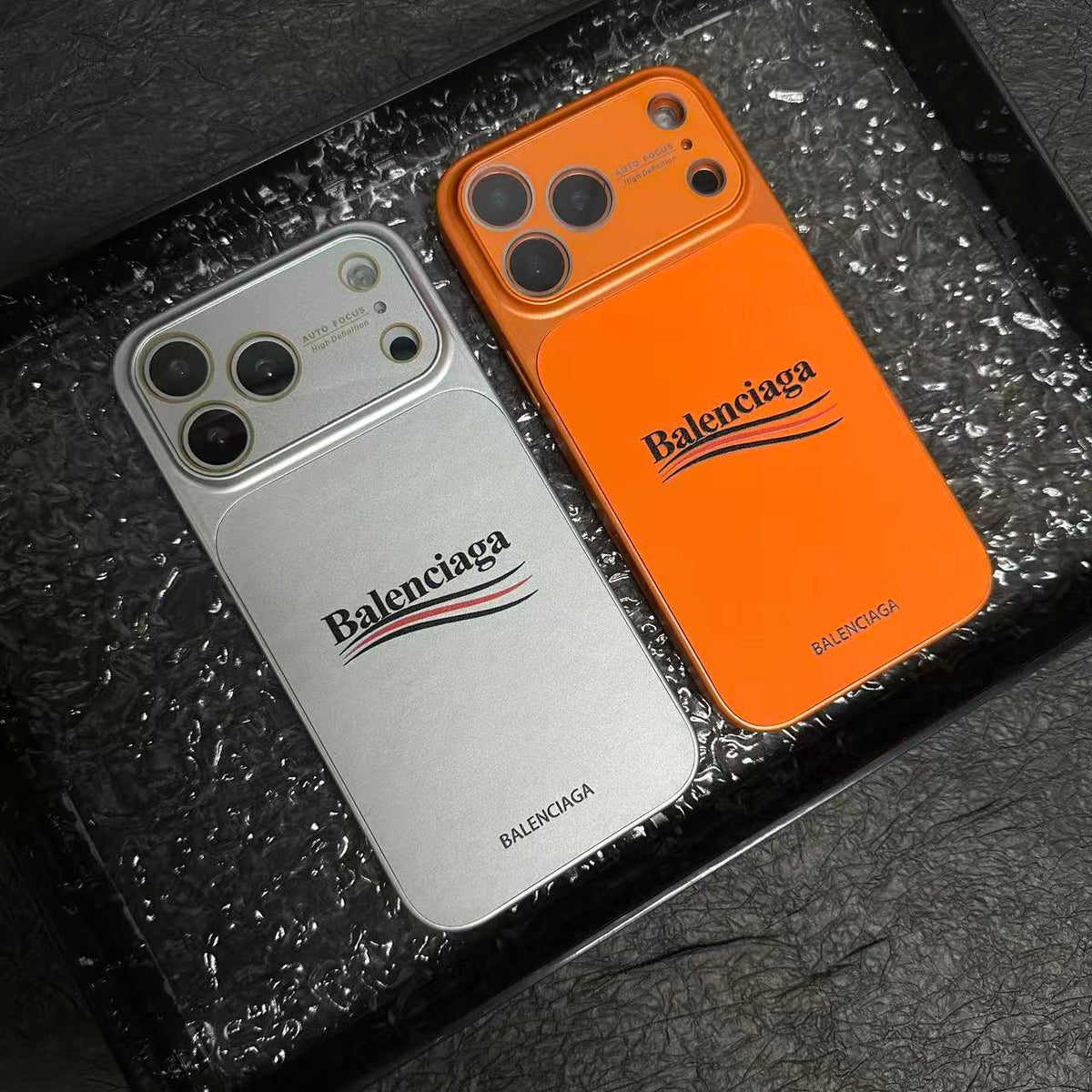 حافظة iPhone غير لامعة مستوحاة من Balenciaga مع حماية كاملة للعدسة