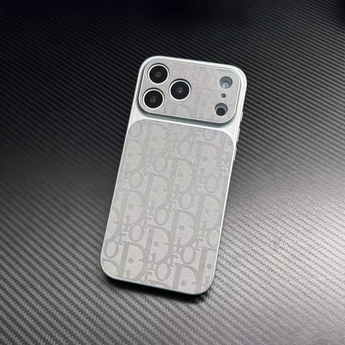 حافظات iPhone أنيقة بنقش Monogram