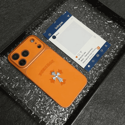 حافظة iPhone جلدية بتصميم قلوب كروم