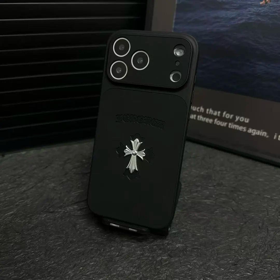 حافظة iPhone جلدية بتصميم قلوب كروم