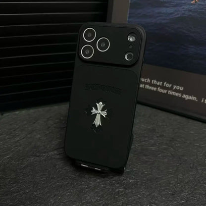 حافظة iPhone جلدية بتصميم قلوب كروم