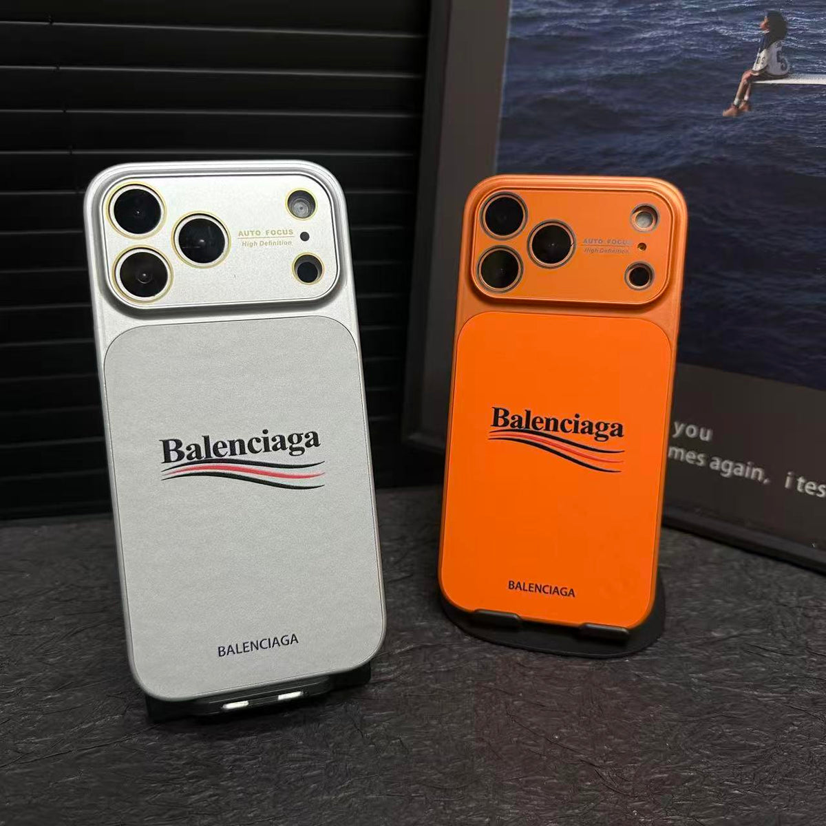 حافظة iPhone غير لامعة مستوحاة من Balenciaga مع حماية كاملة للعدسة