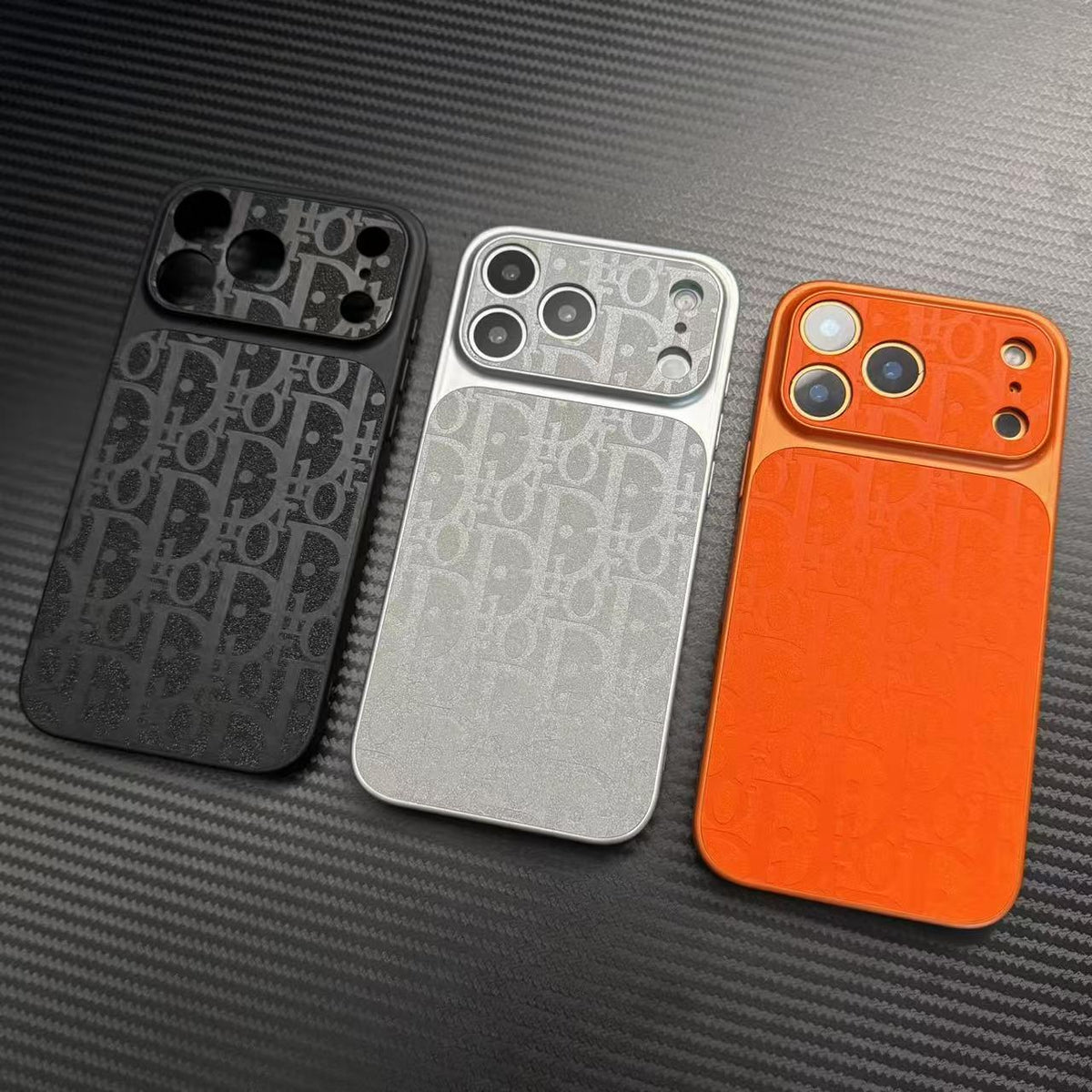 حافظات iPhone أنيقة بنقش Monogram