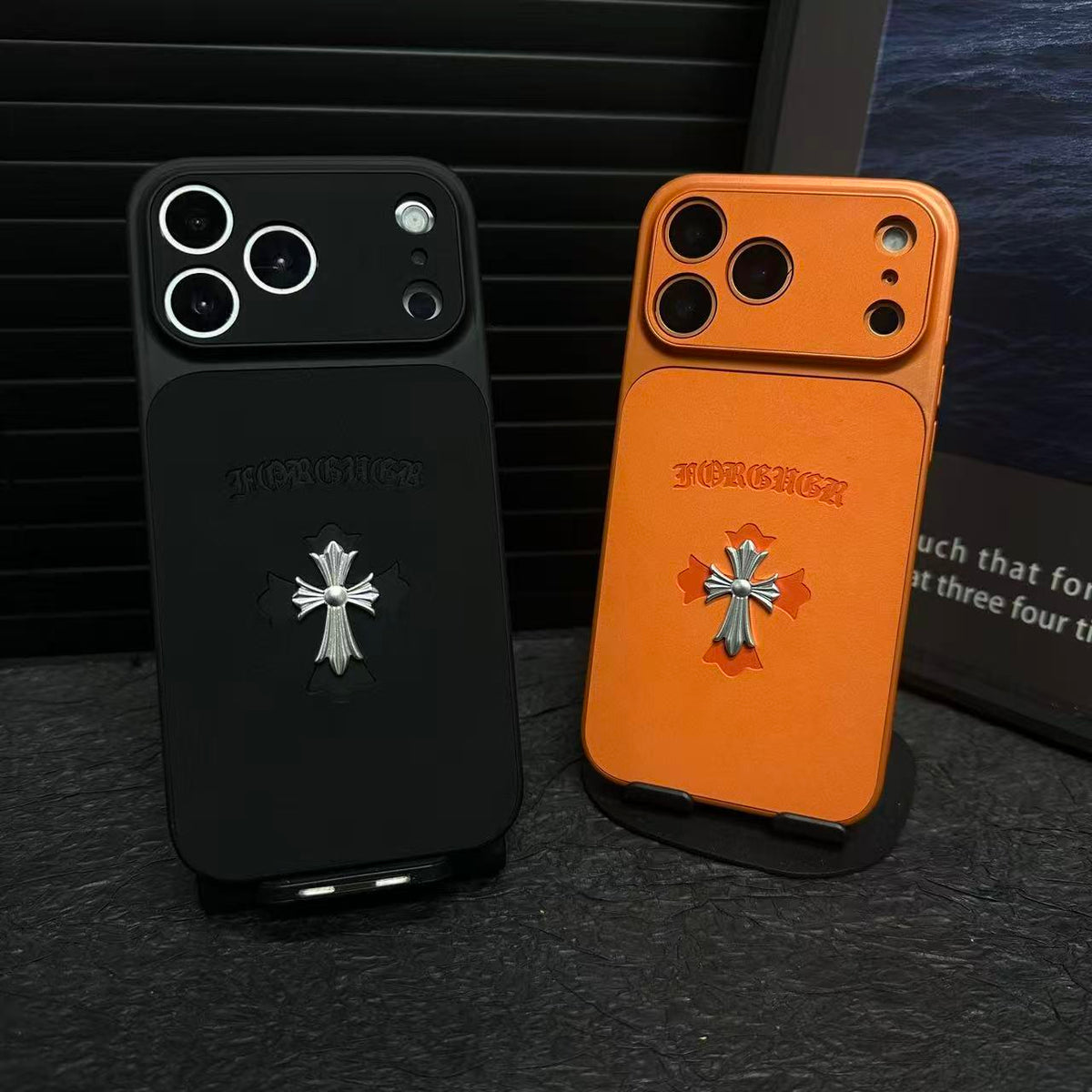 حافظة iPhone جلدية بتصميم قلوب كروم