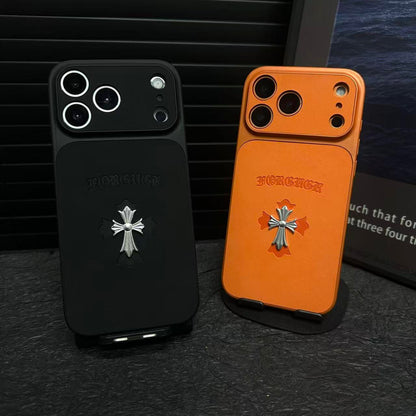 حافظة iPhone جلدية بتصميم قلوب كروم