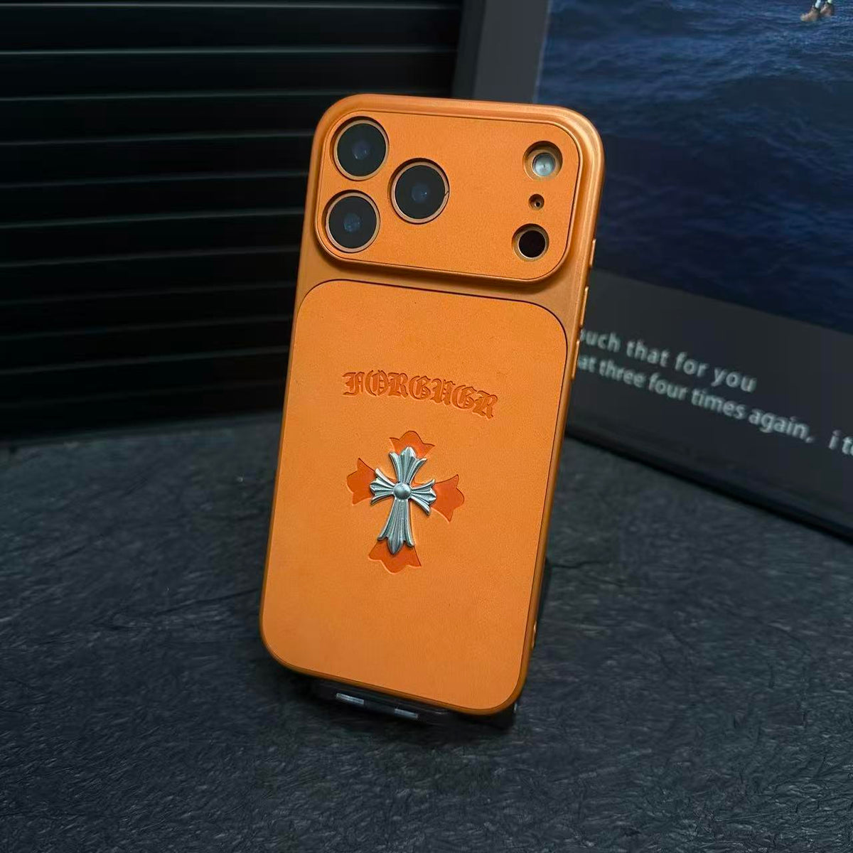 حافظة iPhone جلدية بتصميم قلوب كروم