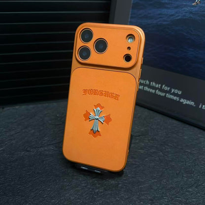 حافظة iPhone جلدية بتصميم قلوب كروم