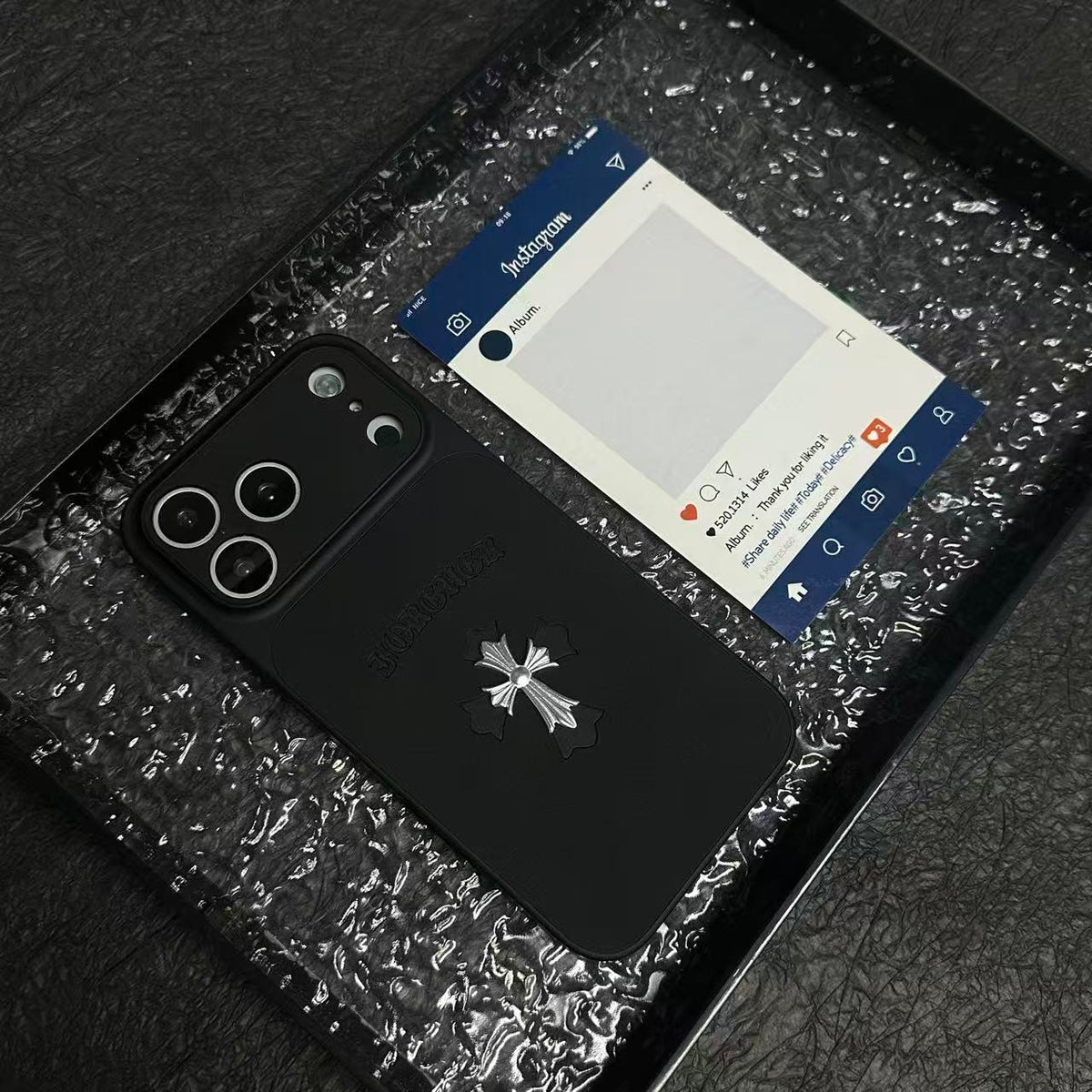 حافظة iPhone جلدية بتصميم قلوب كروم