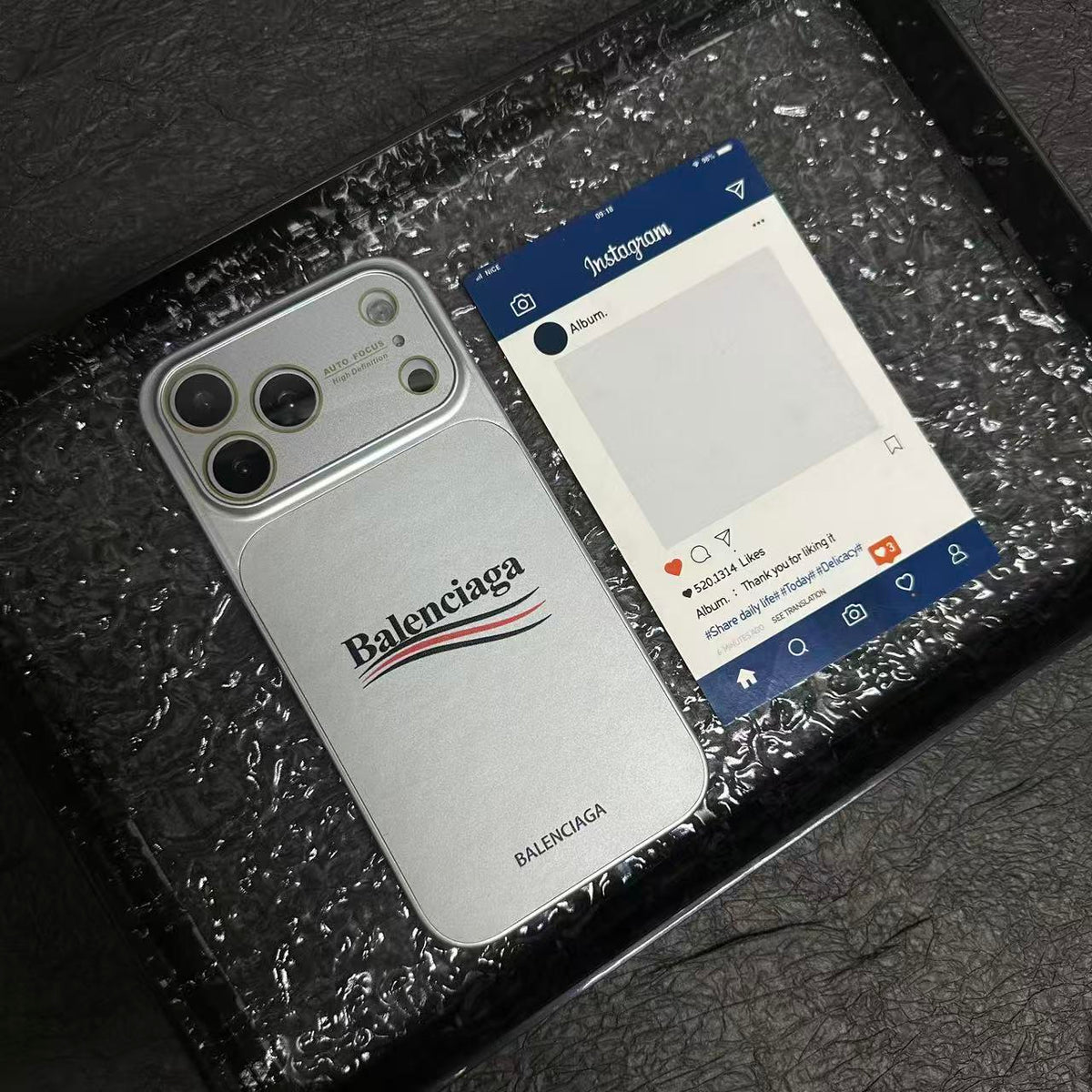 حافظة iPhone غير لامعة مستوحاة من Balenciaga مع حماية كاملة للعدسة