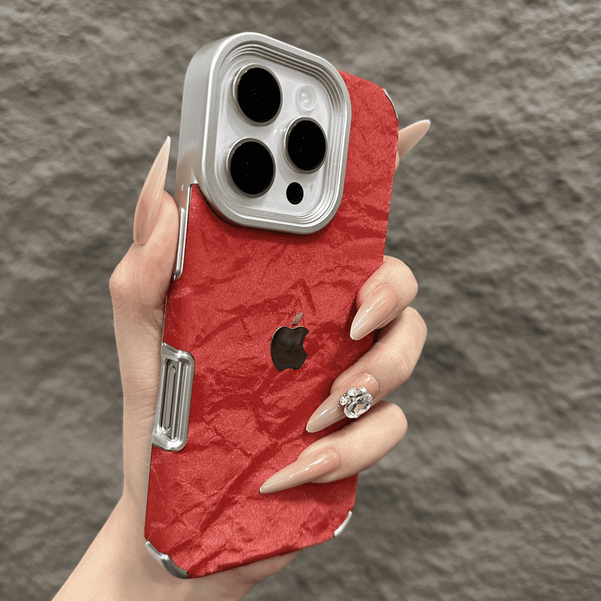 حافظة iPhone مخملية ذات ملمس ثلجي مع إطار مطلي بالكهرباء